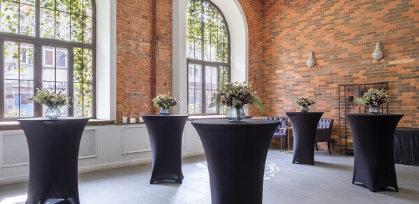 Кирпичный лофт с большими окнами