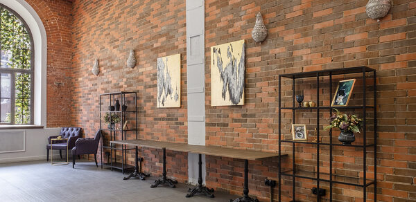 Кирпичный лофт с большими окнами