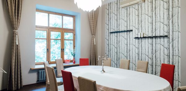 кафе "Я Дома" Зал с овальным столом