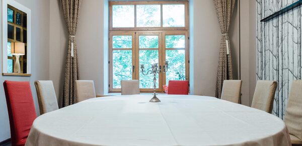 кафе "Я Дома" Зал с овальным столом