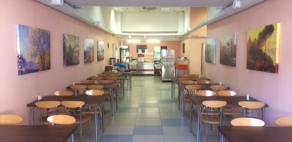 Зал в розовых тонах