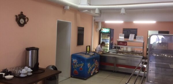Зал в розовых тонах