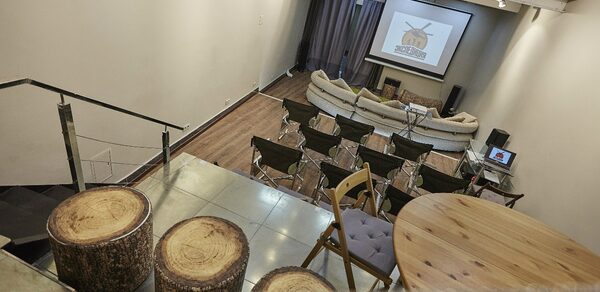 Лофт с большим экраном