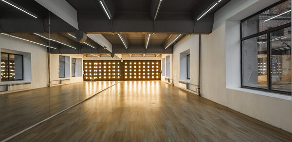 Gold&Dance Лофт с лампами на стене для тренингов