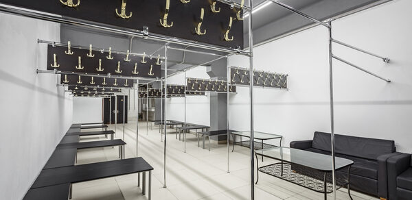 Gold&Dance Лофт с лампами на стене для тренингов