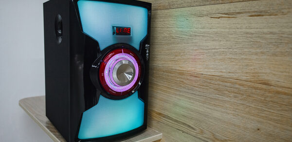 Gold&Dance Лофт с лампами на стене для тренингов