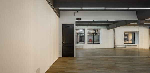 Gold&Dance Лофт с лампами на стене для тренингов