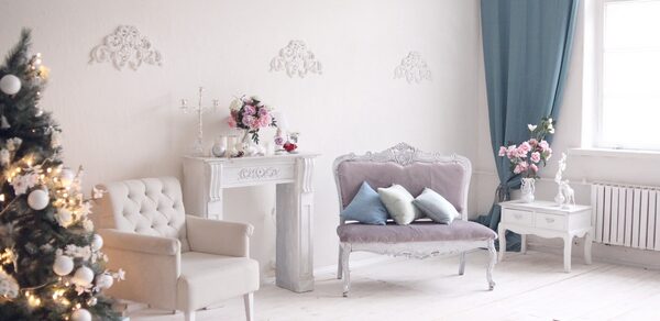 Белый лофт с большим окном