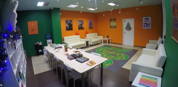 Уютный зал для творческих встреч и вечеринок