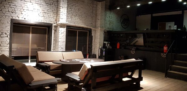 Белый лофт для шумных вечеринок