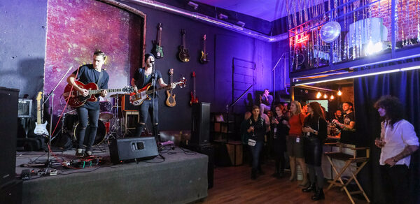 Cut'n'Shout. Модный лофт со сценой 