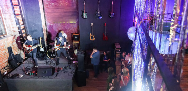 Cut'n'Shout. Модный лофт со сценой 