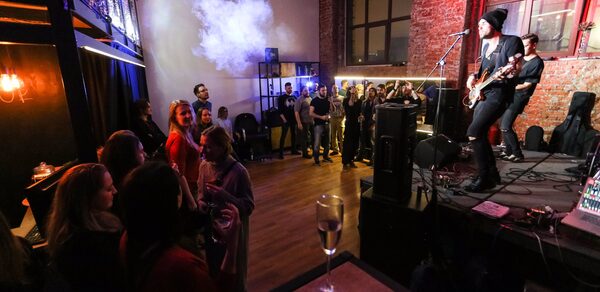 Cut'n'Shout. Модный лофт со сценой 