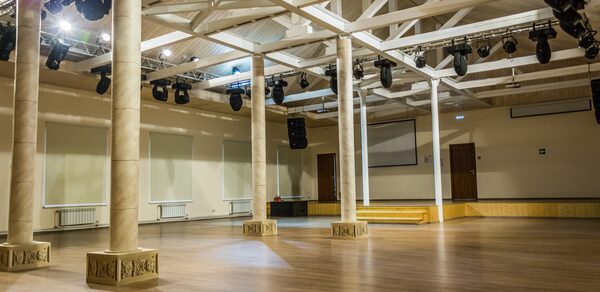 Светлое арт-пространство с колоннами