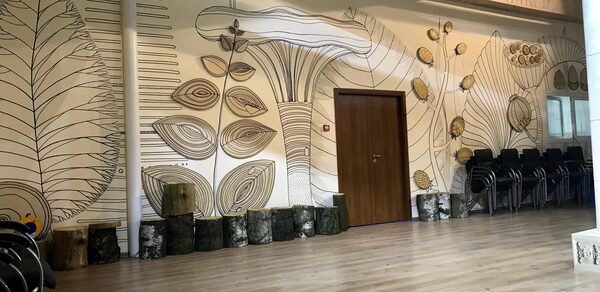 Светлое арт-пространство с колоннами