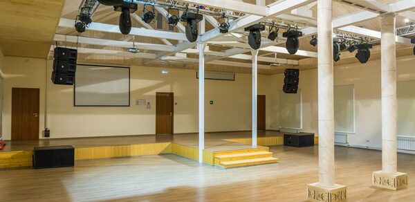 Светлое арт-пространство с колоннами