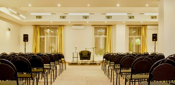 Светлый универсальный зал-трансформер