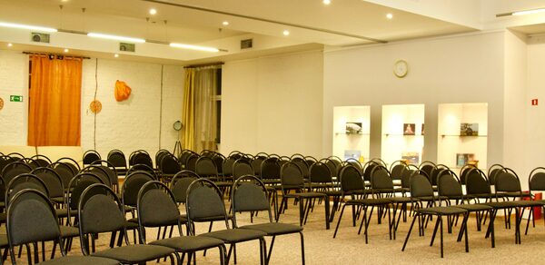 Светлый универсальный зал-трансформер