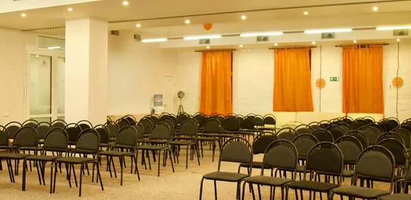 Светлый универсальный зал-трансформер