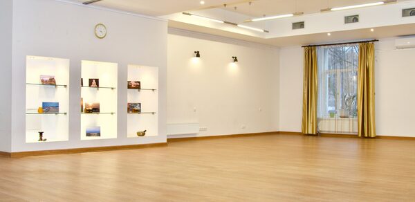 Светлый универсальный зал-трансформер