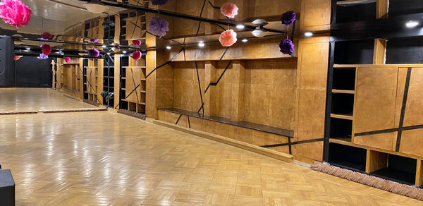 Стильный зал для занятий и праздничных мероприятий