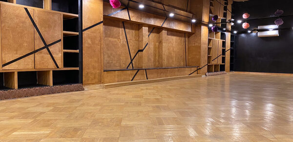 Стильный зал для занятий и праздничных мероприятий