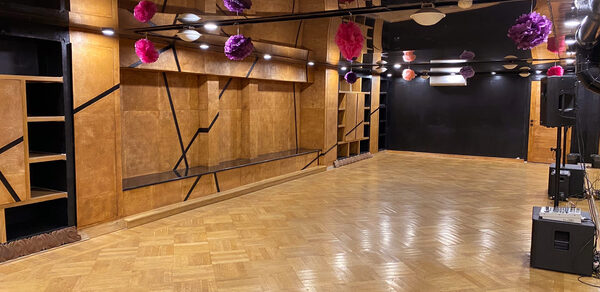 Стильный зал для занятий и праздничных мероприятий