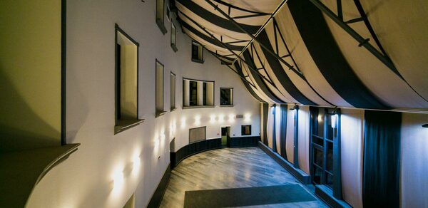 Deworkacy Красный Октябрь Зал-лофт с большим экраном