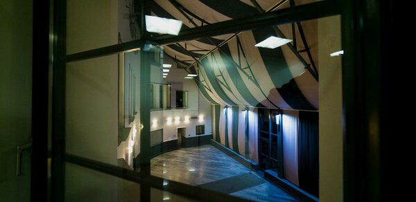 Deworkacy Красный Октябрь Зал-лофт с большим экраном