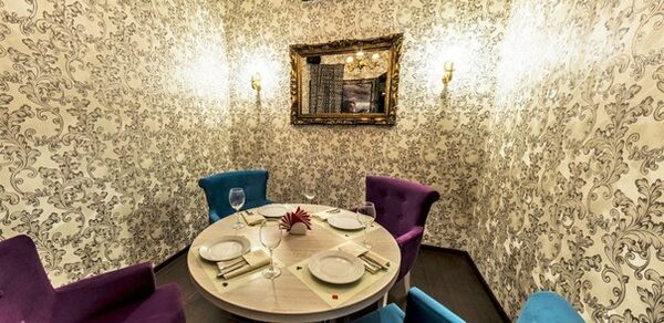 ДОУТРА.RU Комната для встреч с яркими креслами