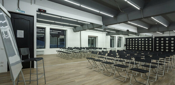 Gold&Dance Светлый зал с большим экраном