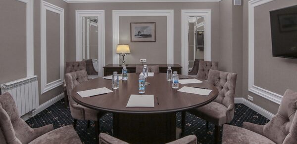 Onyx. Переговорная с круглым столом