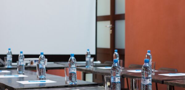 Station L1. Конференц-зал с прозрачной крышей