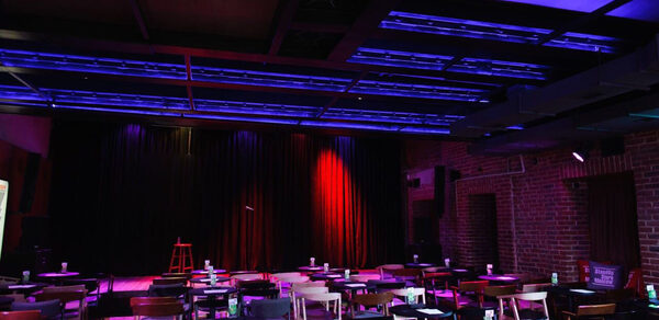 StandUp Store.Лофт со сценой для конференций и бизнес встреч