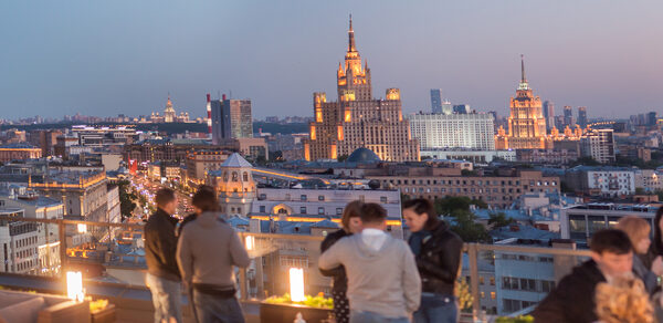 Открытая крыша с диванами и японским садом на Маяковской