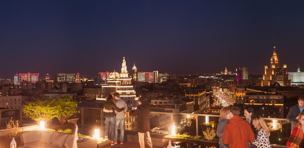 Открытая крыша с диванами и японским садом на Маяковской