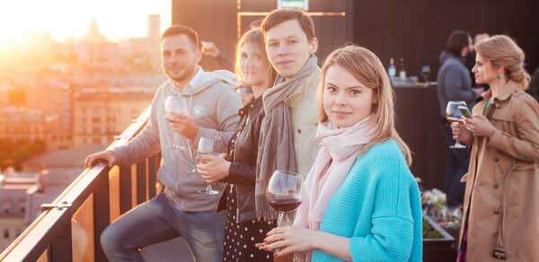 Открытая крыша с диванами и японским садом на Маяковской