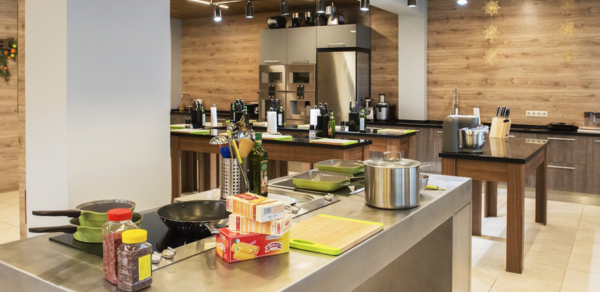 Светлый лофт с оборудованной кухней