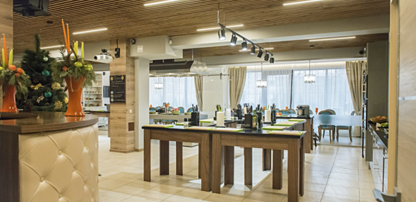 Светлый лофт с оборудованной кухней