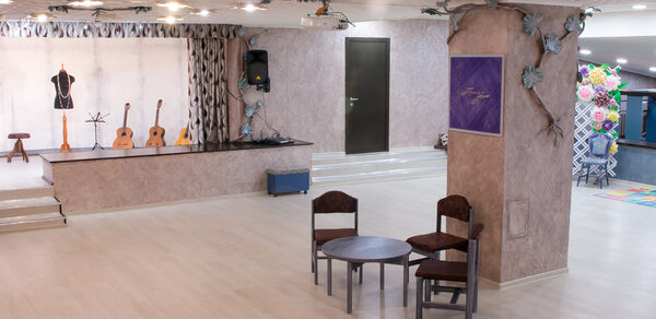 ПримА'рт Светлый зал со сценой на юге СПБ