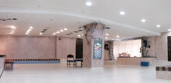 ПримА'рт Светлый зал со сценой на юге СПБ