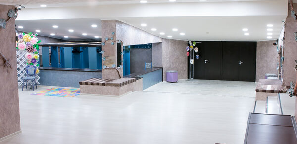 ПримА'рт Светлый зал со сценой на юге СПБ