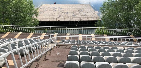 VERNISSAGE Сцена на воде с трибунами