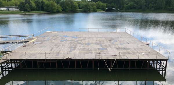 VERNISSAGE Сцена на воде с трибунами