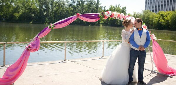 VERNISSAGE Сцена на воде с трибунами