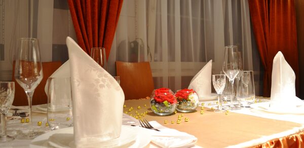 Уютное кафе под закрытие для праздника