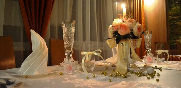 Уютное кафе под закрытие для праздника