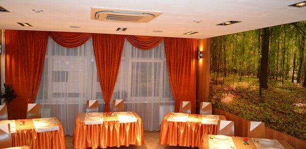 Уютное кафе под закрытие для праздника