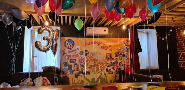 Караоке-бар в центре города. Двое мужчин поют в караоке