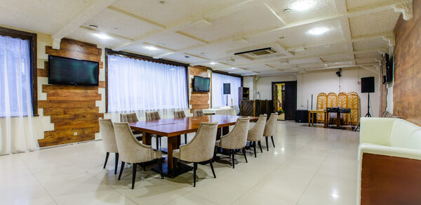 Банкетный зал в стиле лофт для вечеринок и торжеств